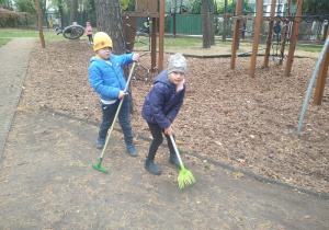 Dzieci porządkują ogród